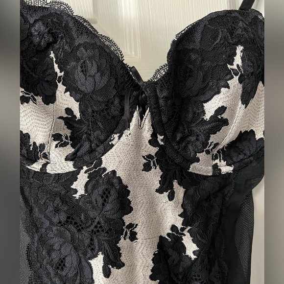 Victoria’s Secret Bustier with floral lace detail sz 36D - Picture 2 of 5